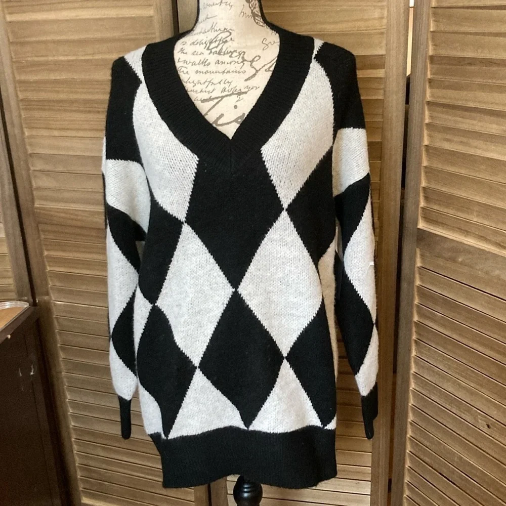Black Tape NWT size small Black and white sweater. Excellent condition.